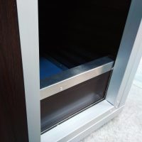 Schwelle in der Tür der Hundehütte 